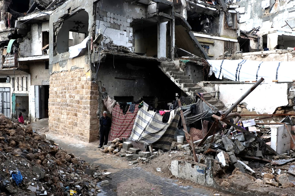 أضرار واسعة لحقت بالمباني السكنية في قطاع غزة، حيث تحاول عائلات العيش بين الأنقاض رغم مخاطر الانهيار.